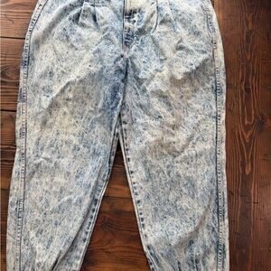 Chic women’s acid wash pleaded Jeans